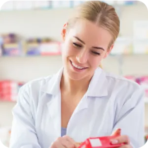 Lächelnde Apothekerin in der Apotheke